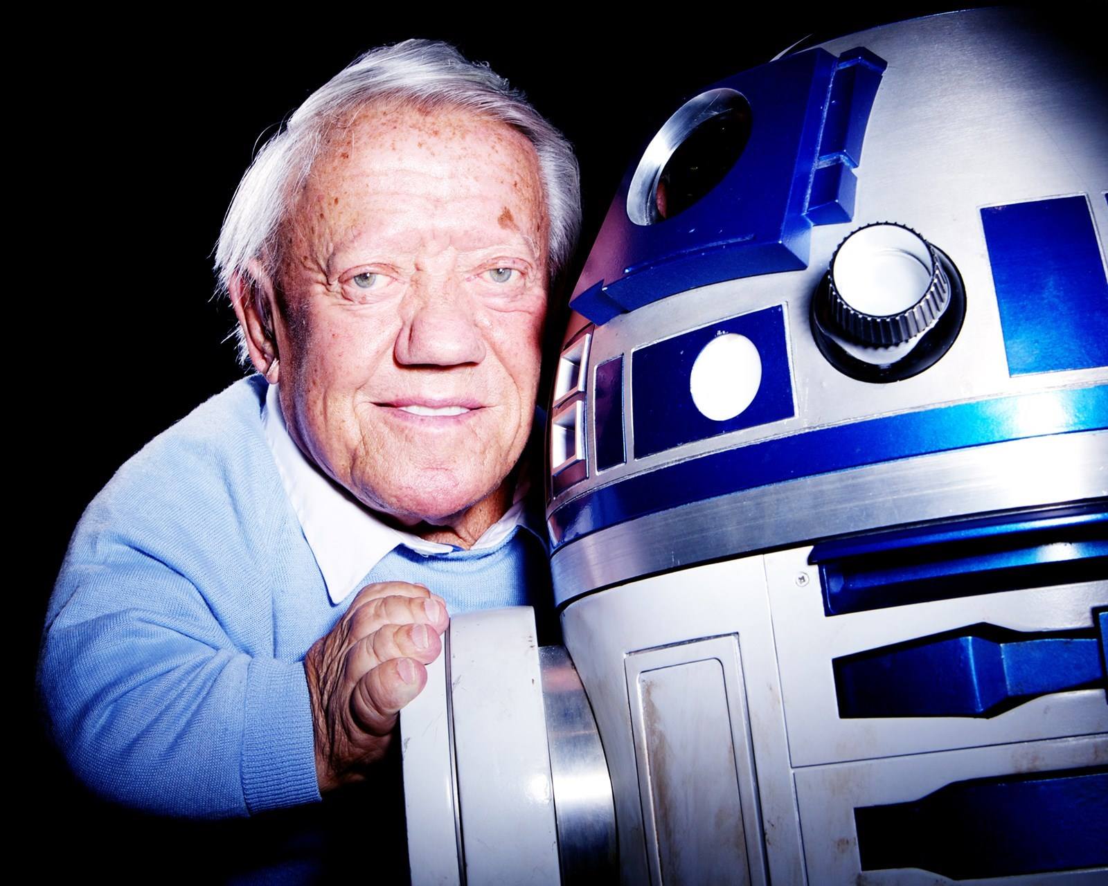 Fallece Kenny Baker quien daba vida el entrañable R2-D2