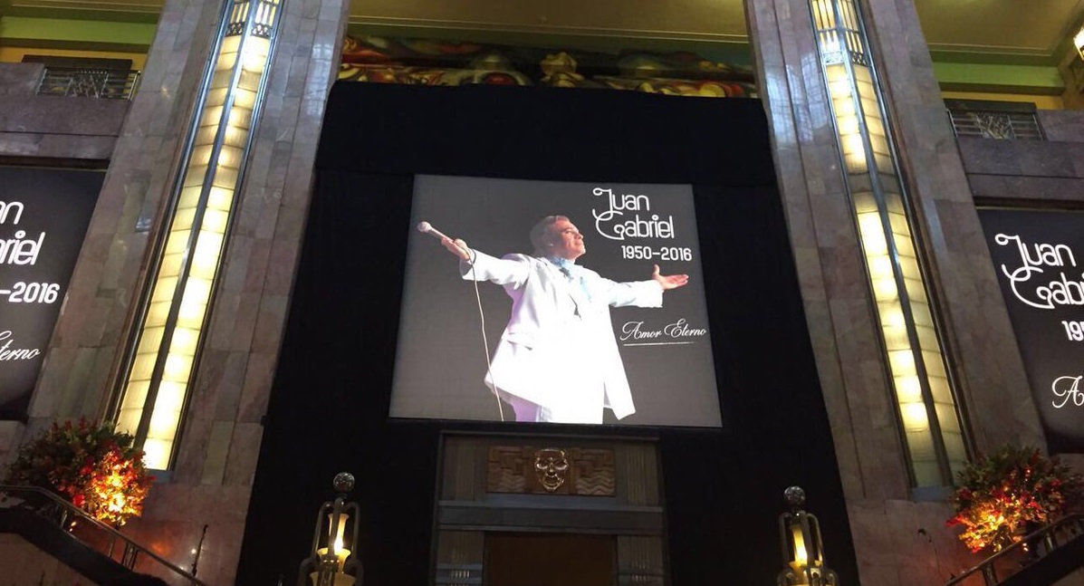 Juan Gabriel recibe homenaje en Bellas Artes