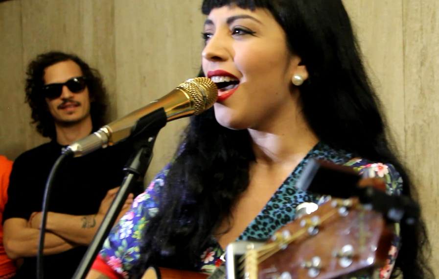 Nos llevamos a Mon Laferte y Caloncho a tocar en el Metro