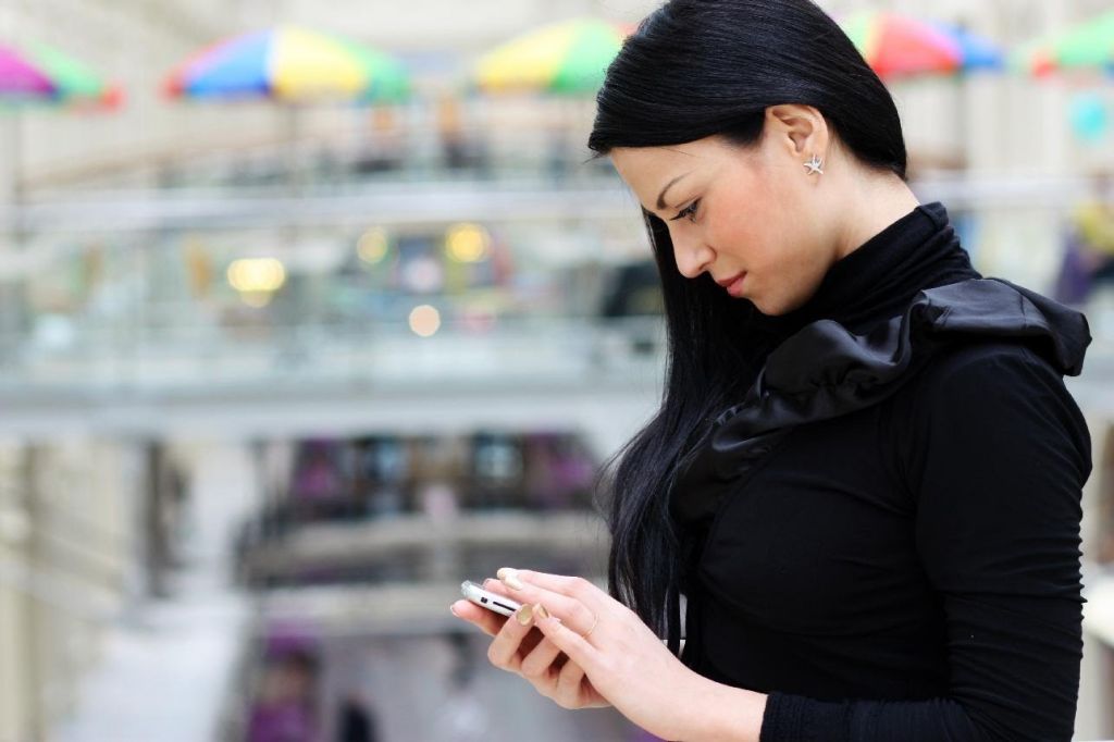 Quizás tu celular ya te provocó el síndrome de cuello de texto