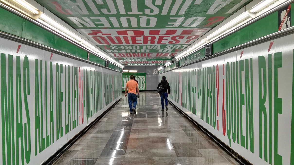 La obra de Barbara Kruger invade la estación Bellas Artes