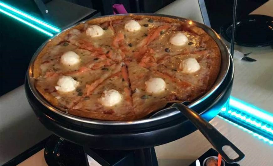 La fuerza obscura en una pizza con helado