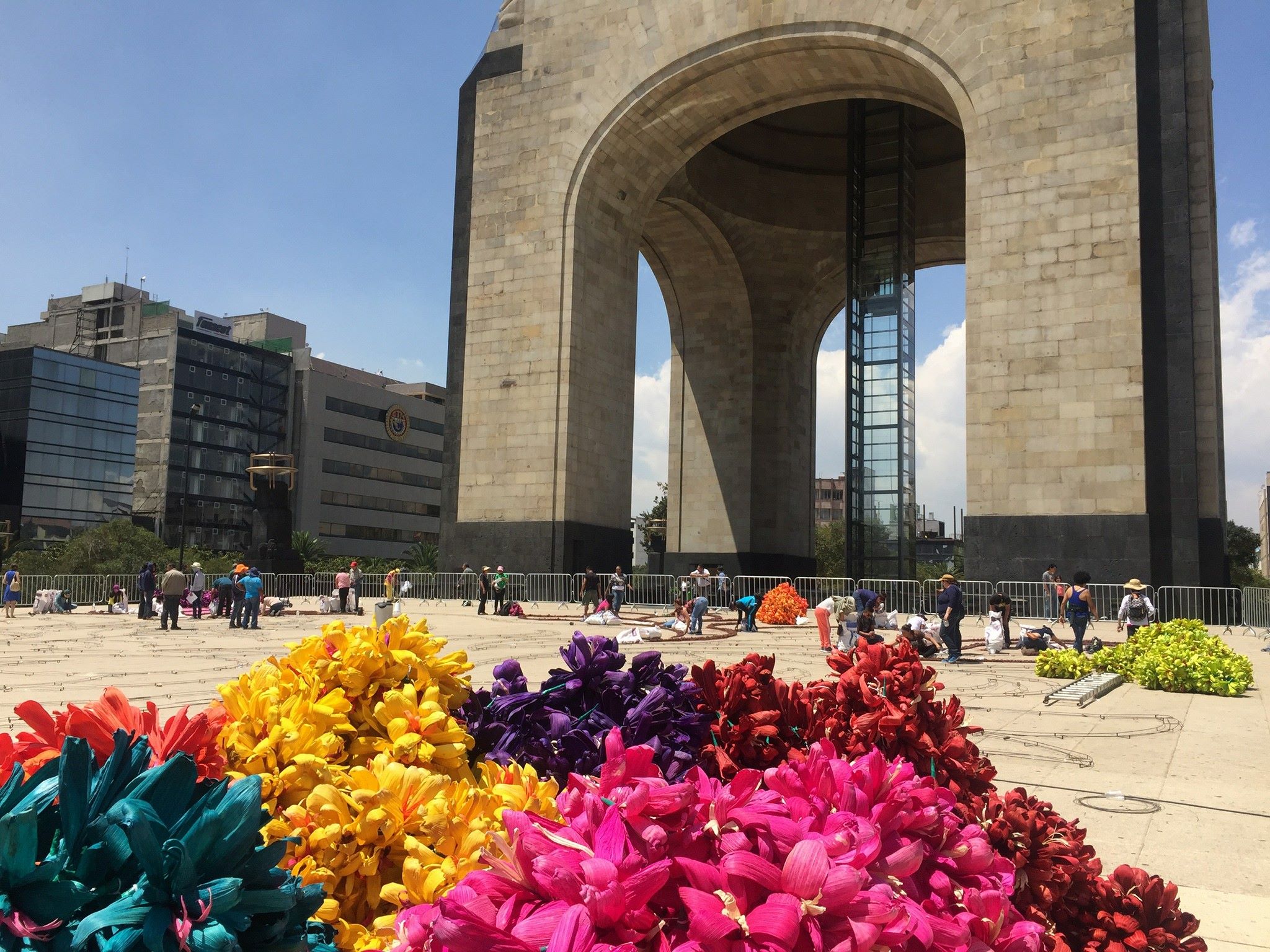 El Monumento a la Revolución se viste de flores