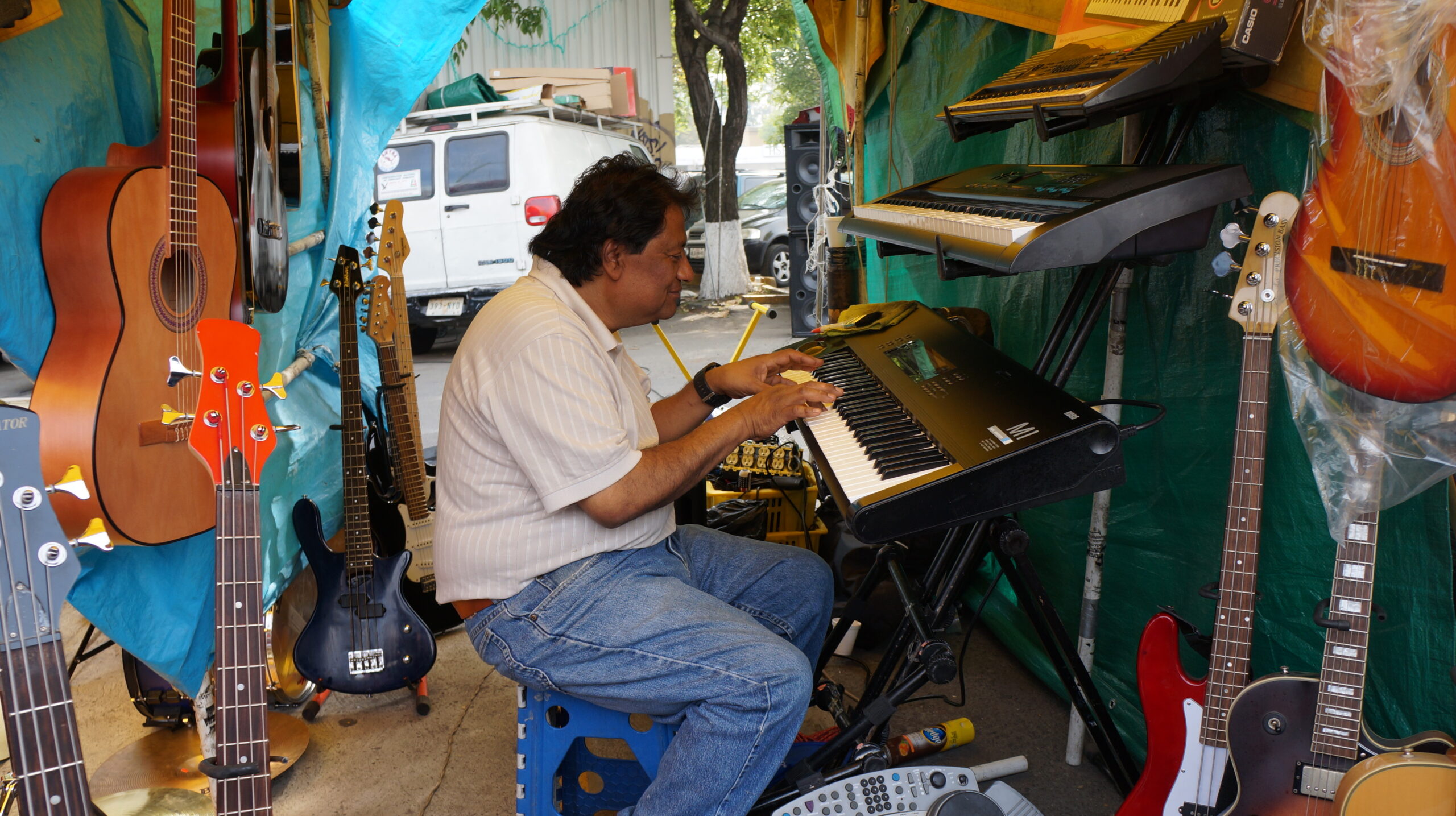 El tianguis de los músicos, un paseo entre música y microbuses