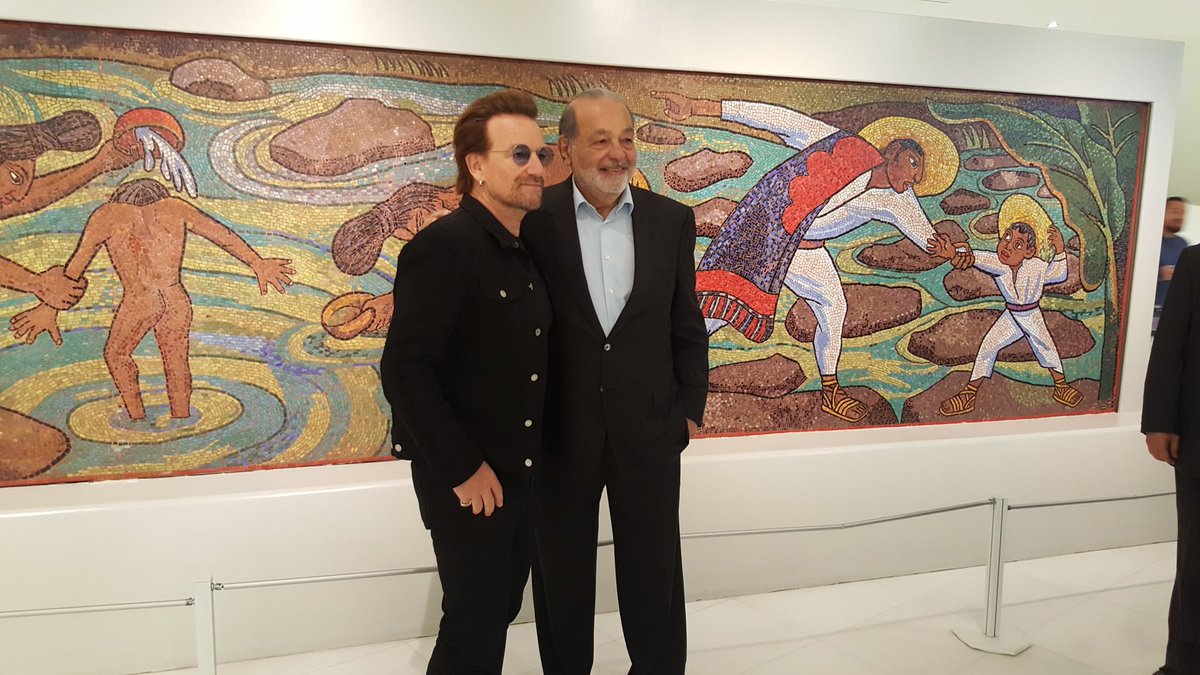 Bono visita el Soumaya previo al concierto de U2 en el Foro Sol