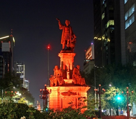 Iluminan monumentos de anaranjado en la CDMX contra violencia hacia mujeres y niñas