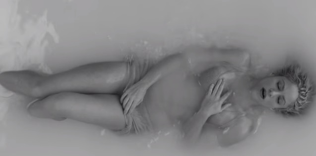 Shakira y Maluma aparecen mojados en nuevo video