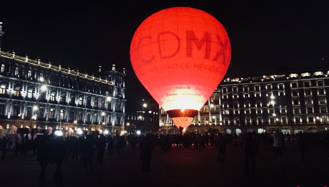 Disfrutan cuatro horas de velada romántica en el Zócalo capitalino