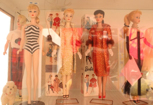 Barbie, Bárbara y Srta. Lili reunidas en el MUJAM
