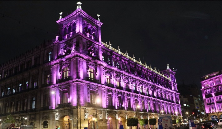 Iluminan monumentos de morado en la CDMX por Día Internacional de la Mujer