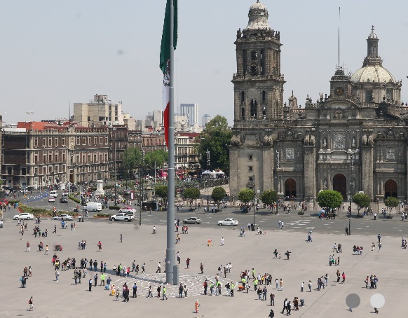 Forman Espiral de libros en Zócalo para donar a reclusorios