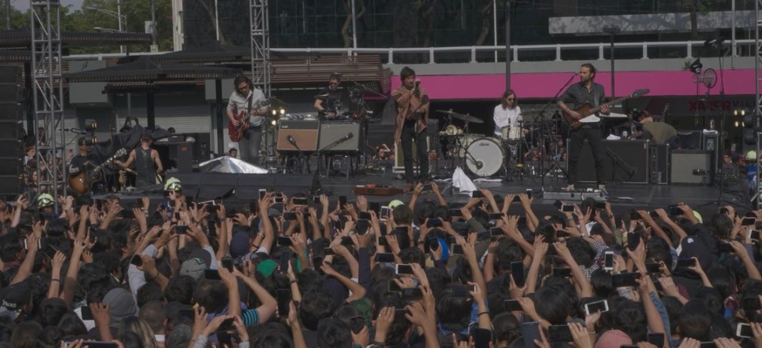 Zoé ofreció concierto sorpresa en la Glorieta de los Insurgentes