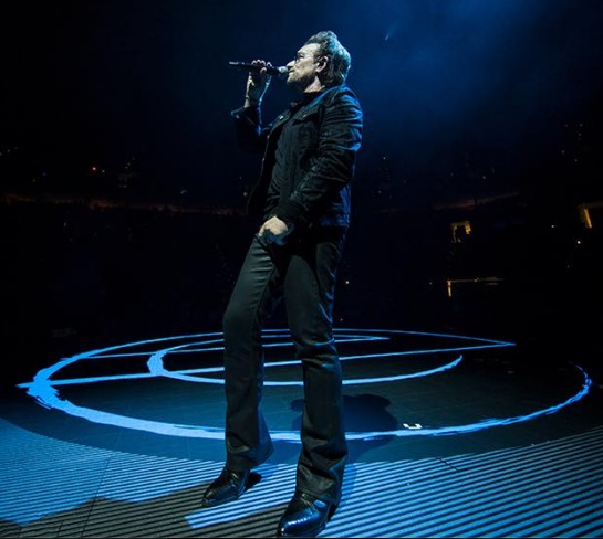 Bono se cae en el escenario, pero no deja de cantar