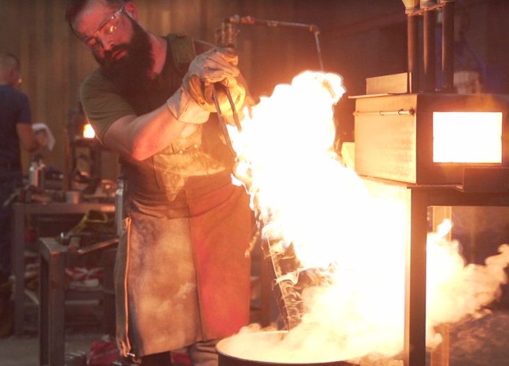 Fabrican armas en medio del calor del fuego y del metal fundido