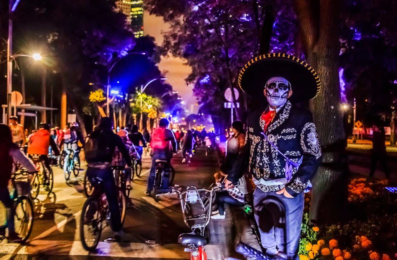 Pasea en bici y celebra el Día de Muertos en la CDMX