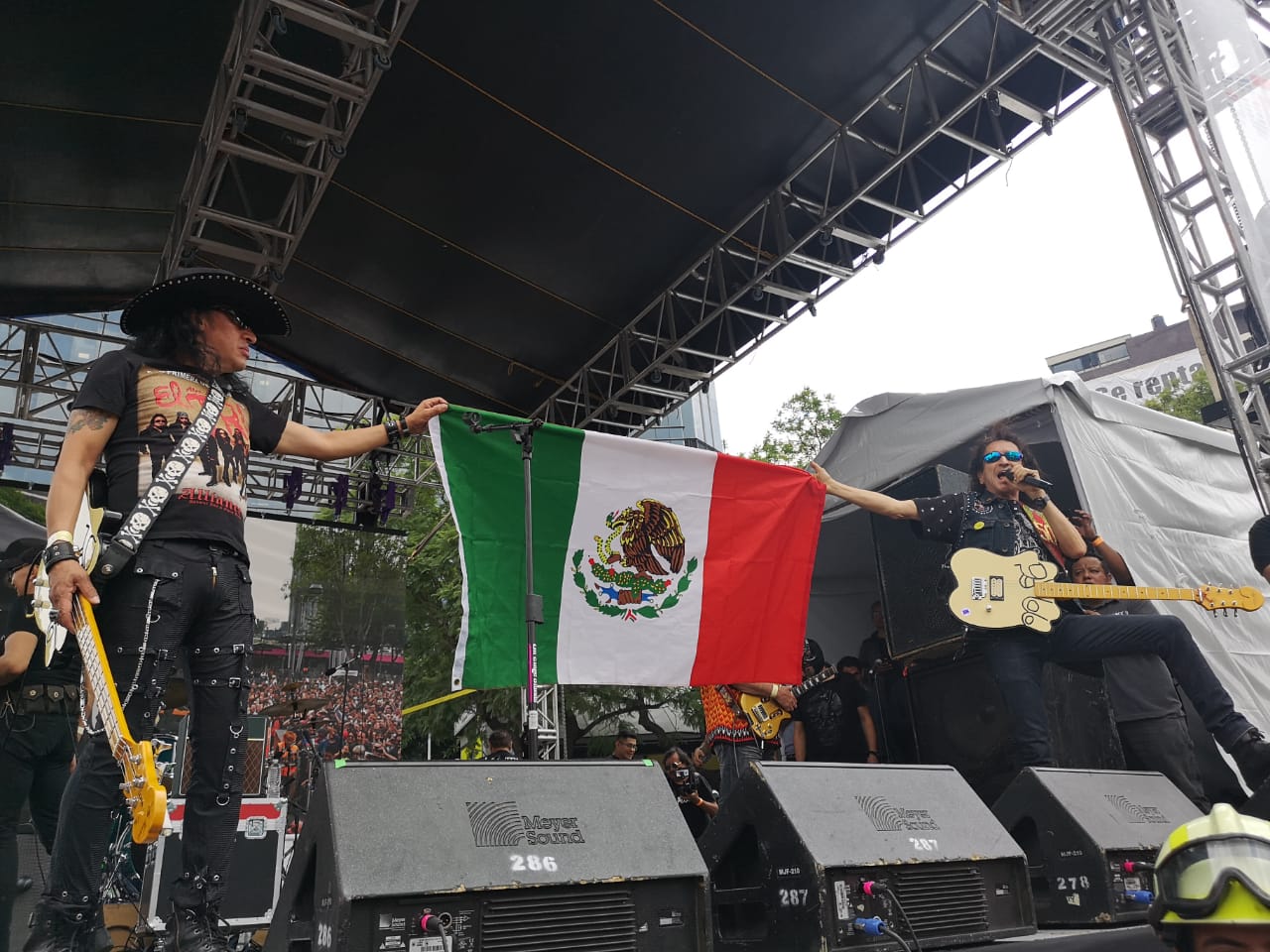 El Tri se entrega al público del Metro, celebrando los 50 años del transporte