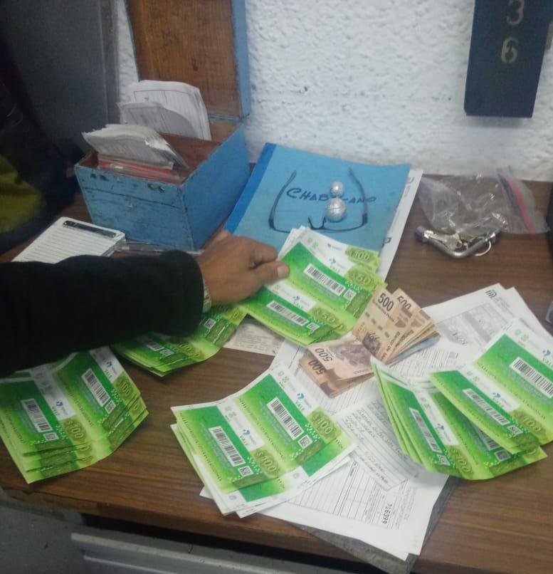 Usuario del Metro entrega cartera con ¡más de 10 mil pesos!