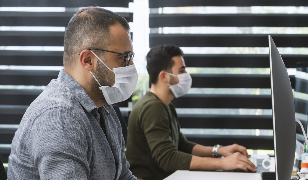 Nueva normalidad laboral: sin barba, bigote, corbata ni joyas