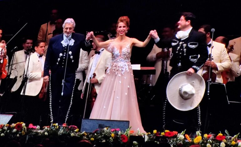 Placido Domingo conmueve a CDMX con mariachi