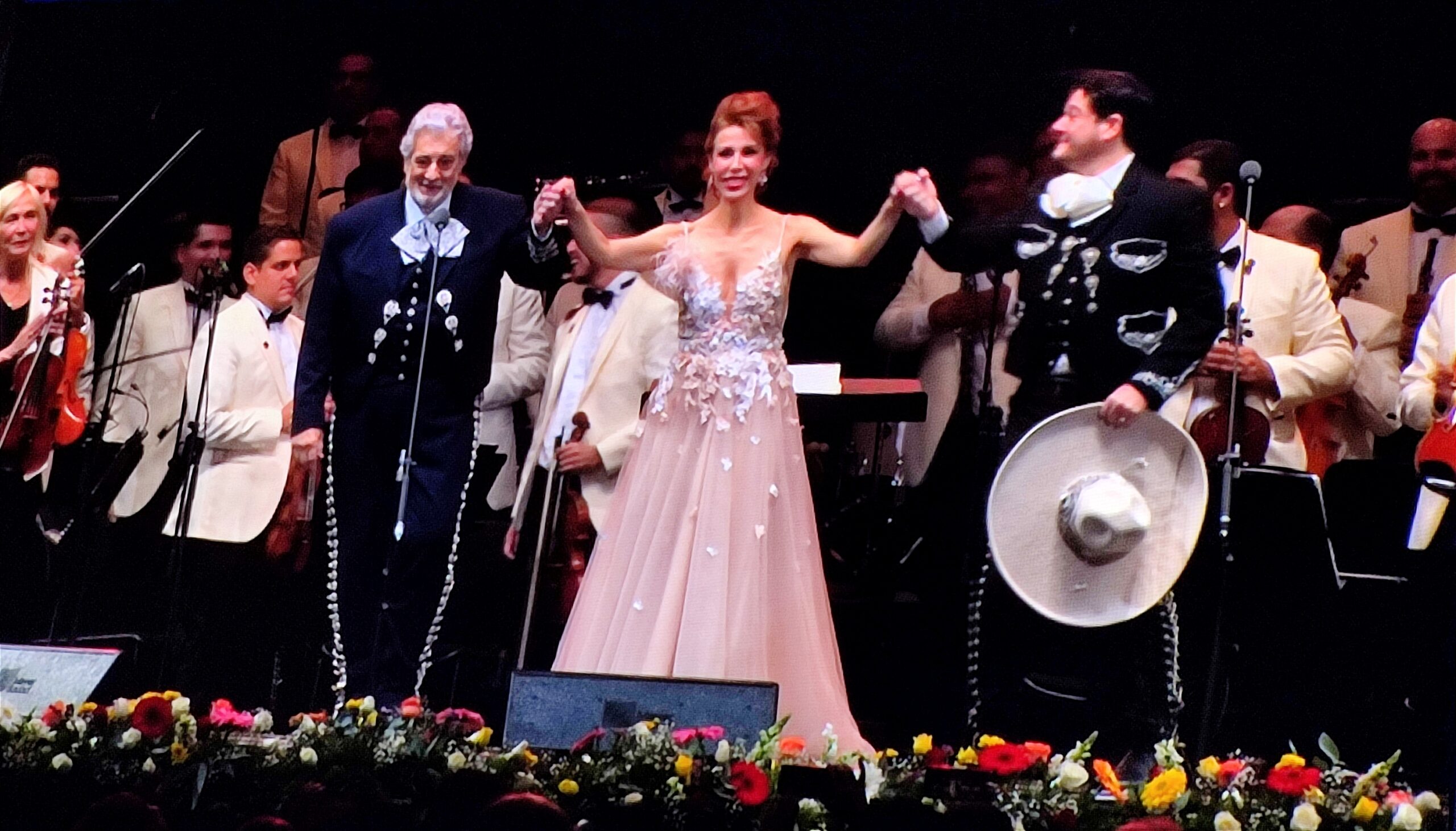 Placido Domingo conmueve a CDMX con mariachi