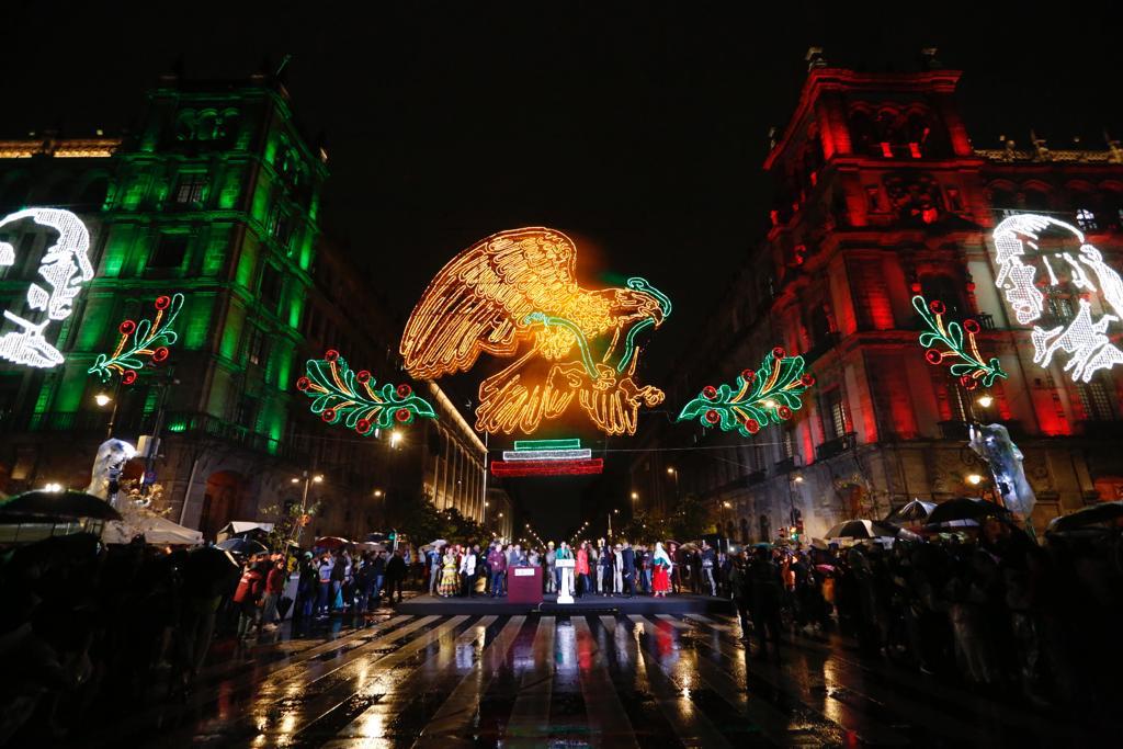 ¡Espectacular! Así luce el alumbrado patrio en el Zócalo