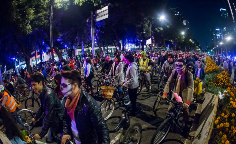 Catrinas y catrines en el Paseo Nocturno en bici