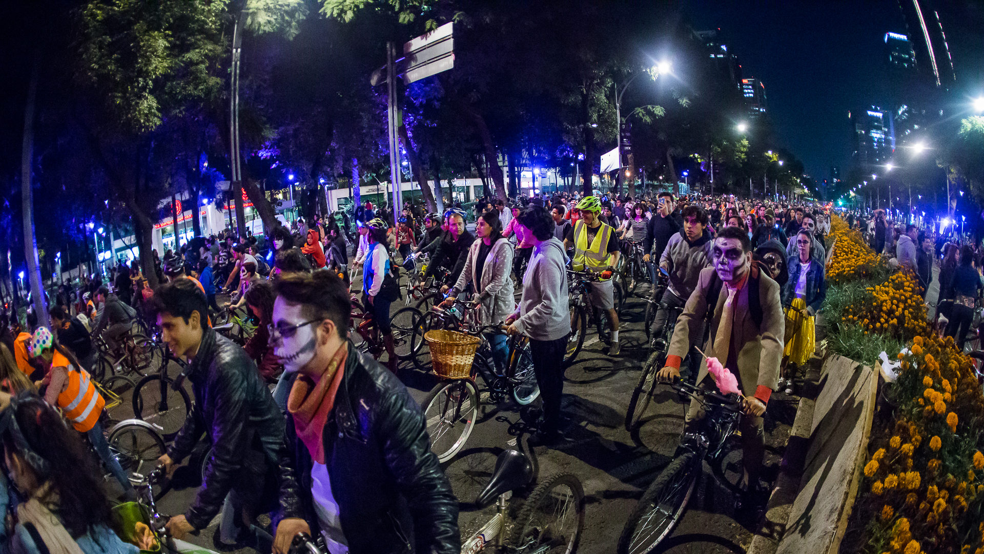 Catrinas y catrines en el Paseo Nocturno en bici