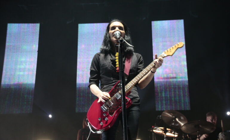 Placebo ofrece concierto intenso en el Palacio de los Deportes