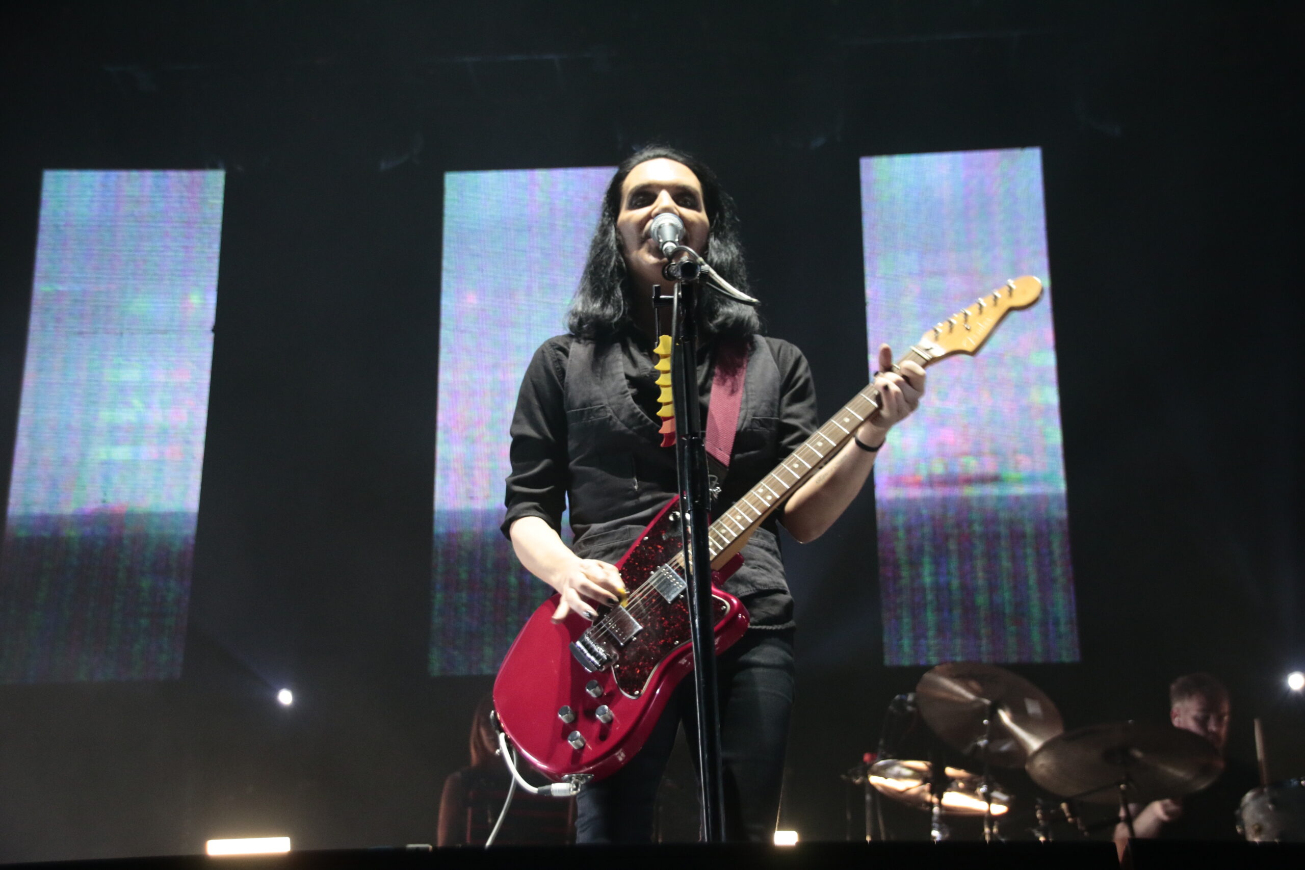 Placebo ofrece concierto intenso en el Palacio de los Deportes