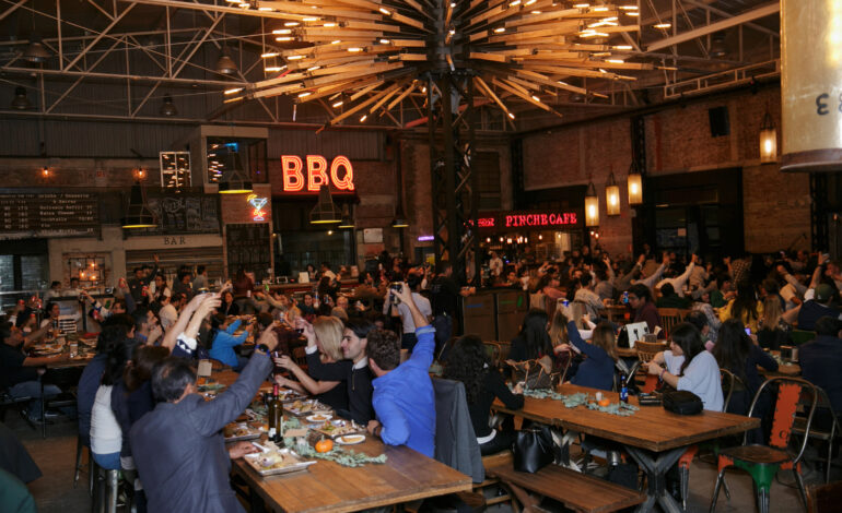 Celebra la Tradición de Thanksgiving: Una fiesta de gratitud y música en Pinche Gringo BBQ